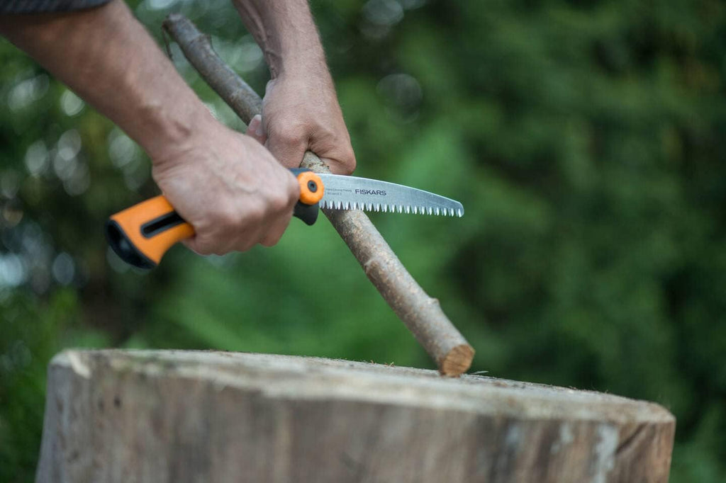 Fiskars Hand Saw for Wooden Strips and Panels, Fine Toothing, Saw Blade Length 16 cm, Retractable, Stainless Steel Saw Blade/Plastic Handle, Black/Orange, Xtract, SW72, 1000612