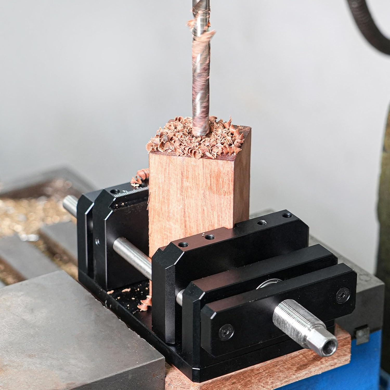 Diydeg Woodworking Bench Vise, Aluminum Alloy Woodworking Vise Woodworking Tools Center Hole Puncher Tool with Handle for Woodworking Projects