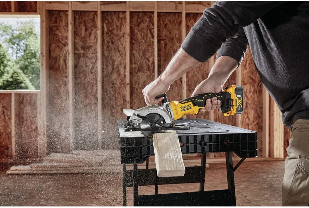 DEWALT ATOMIC 20V MAX* Circular Saw Kit, 4-1/2-Inch (DCS571P1)