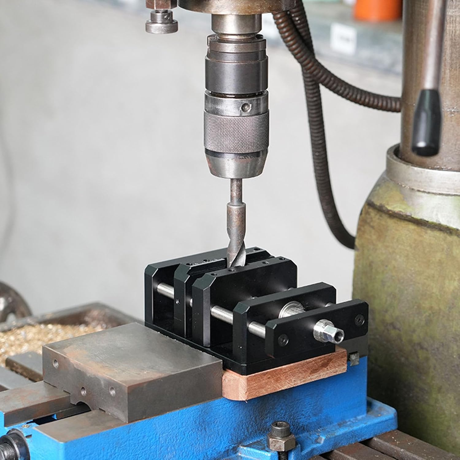 Diydeg Woodworking Bench Vise, Aluminum Alloy Woodworking Vise Woodworking Tools Center Hole Puncher Tool with Handle for Woodworking Projects