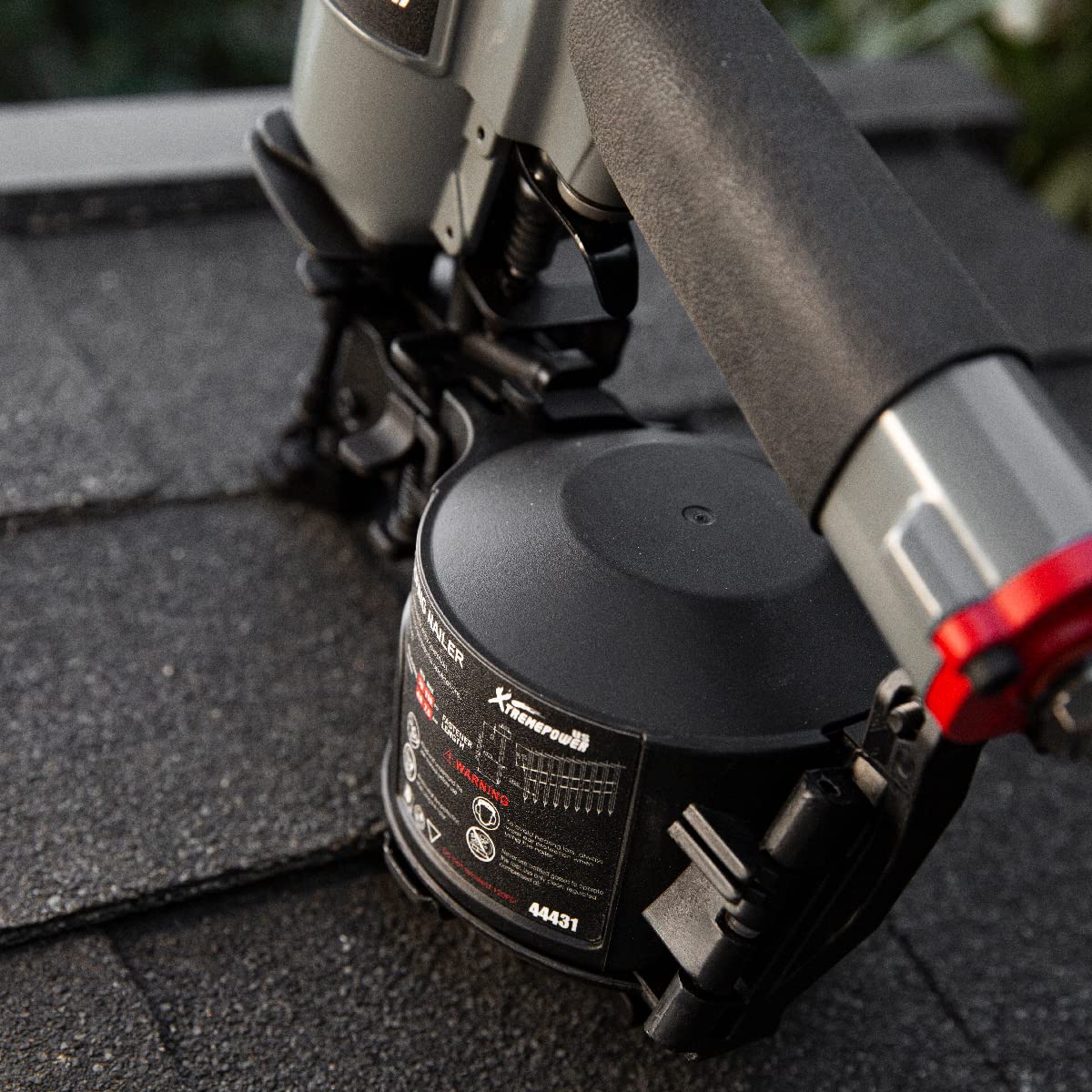 XtremepowerUS Coil Siding Roofing Nailer, Pneumatic Roofing Nails from 7/8' up to 1-3/4', 16 Degree Magazine Patio Roofing Nail Gun