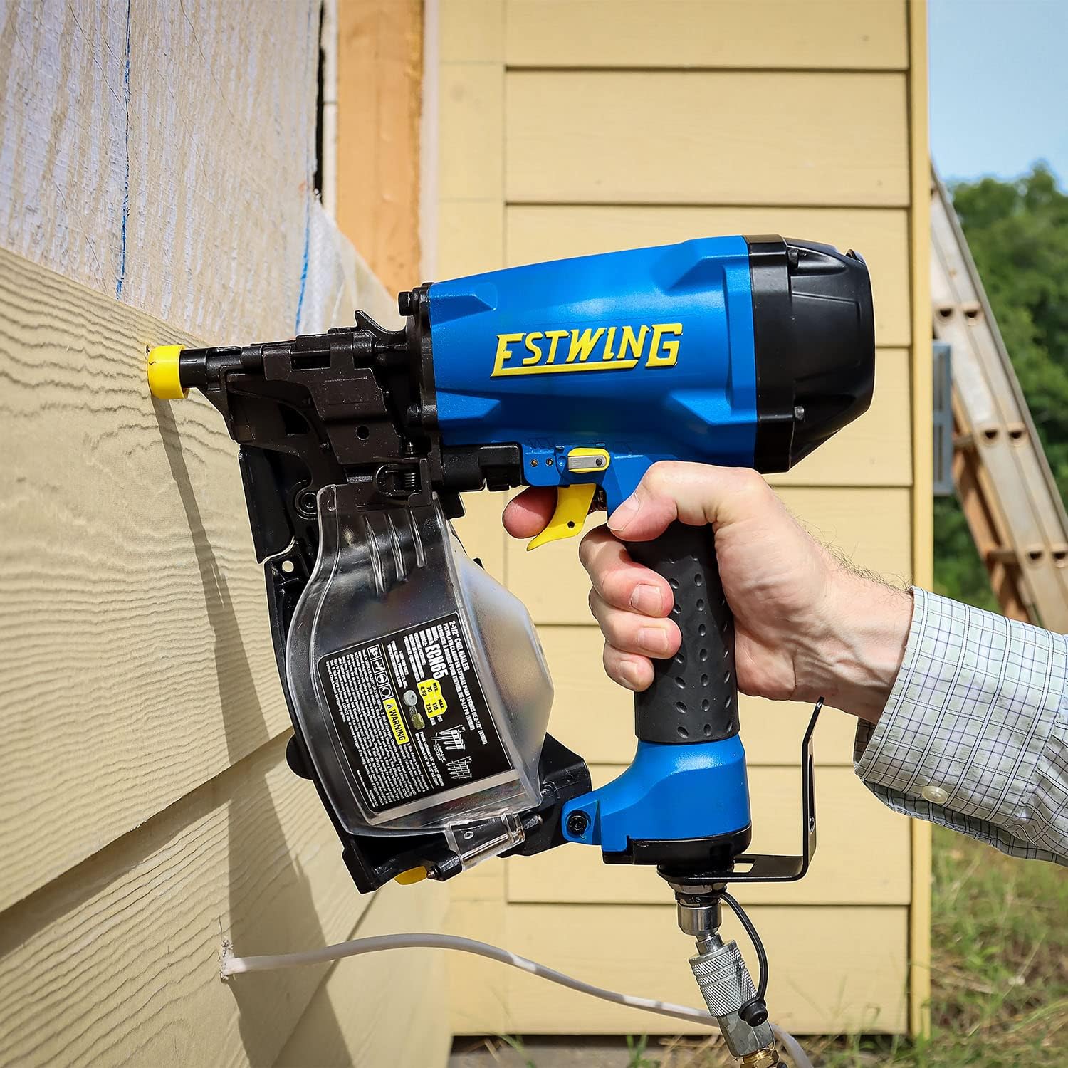 Estwing ECN65 Pneumatic 15 Degree 2-1/2' Coil Siding Nailer with Adjustable Metal Belt Hook, 1/4' NPT Industrial Swivel Fitting, and Bag